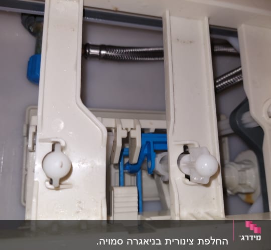 חלקי פלסטיק לבנים עם צינור מתכת גמיש